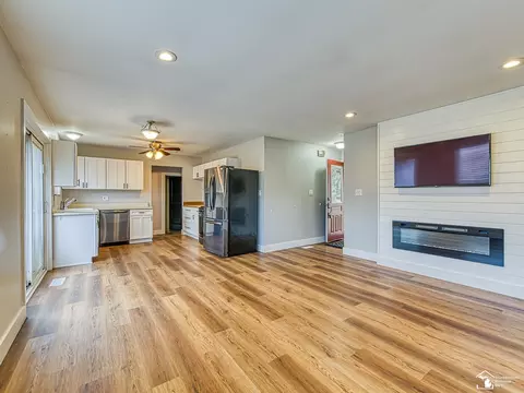 Living - 18153 Doncaster, Brownstown, MI 48193 photo 3 of 6