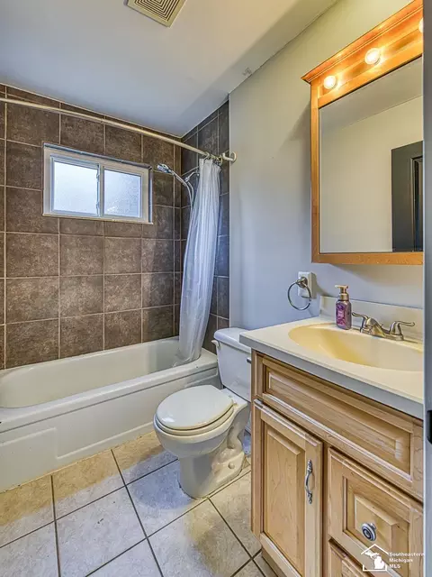 Bath - 18153 Doncaster, Brownstown, MI 48193 photo 2 of 3