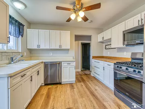 Kitchen - 18153 Doncaster, Brownstown, MI 48193 photo 3 of 4