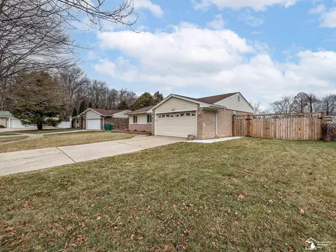 Exterior - 18153 Doncaster, Brownstown, MI 48193 photo 7 of 8