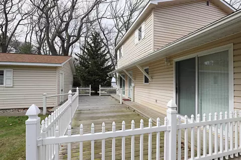 Exterior - 725 S S Cres, Au Gres, MI 48703 photo 3 of 5