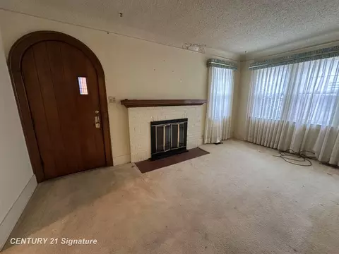 Living - 721 Frank, Flint, MI 48504 photo 2 of 4