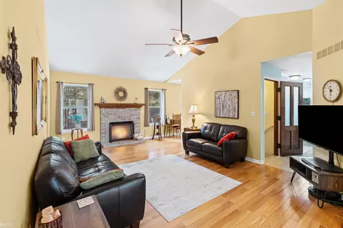Living - 842 Star, Davison, MI 48423 photo 1 of 2