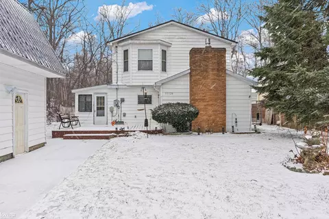 10528 Lake Shr, Fenton, MI 48430