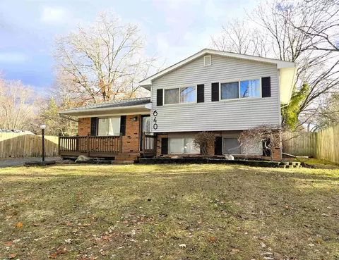 640 Crescent Lk, Waterford, MI 48327