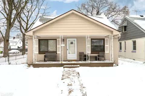 8205 State, Center Line, MI 48015