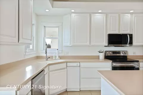 Kitchen - 4050 Hackett Rd, Saginaw, MI 48603 photo 3 of 5