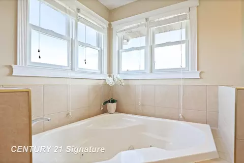 Bath - 4050 Hackett Rd, Saginaw, MI 48603 photo 2 of 7