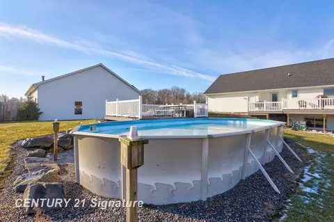 Exterior - 4050 Hackett Rd, Saginaw, MI 48603 photo 3 of 8