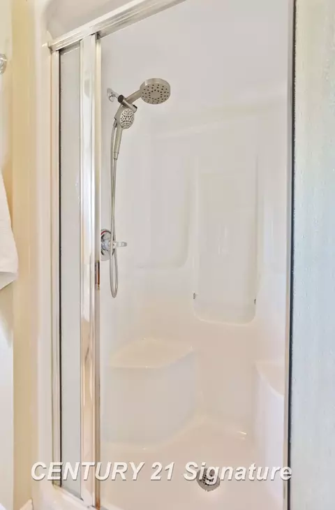 Bath - 4050 Hackett Rd, Saginaw, MI 48603 photo 3 of 7