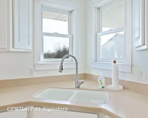 Kitchen - 4050 Hackett Rd, Saginaw, MI 48603 photo 5 of 5