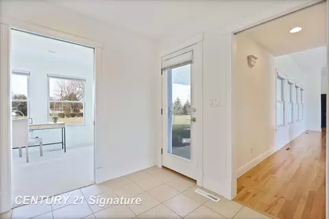 Entry Way - 4050 Hackett Rd, Saginaw, MI 48603 photo 5 of 9