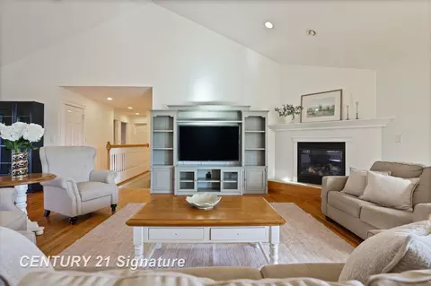 Living - 4050 Hackett Rd, Saginaw, MI 48603 photo 2 of 5