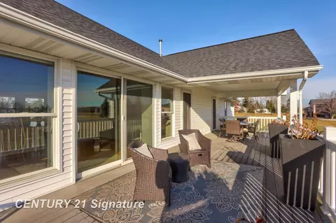 Exterior - 4050 Hackett Rd, Saginaw, MI 48603 photo 5 of 8
