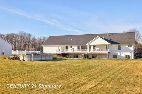 Exterior - 4050 Hackett Rd, Saginaw, MI 48603 photo 2 of 8