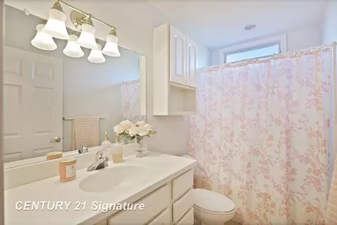 Bath - 4050 Hackett Rd, Saginaw, MI 48603 photo 5 of 7