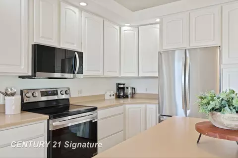 Kitchen - 4050 Hackett Rd, Saginaw, MI 48603 photo 4 of 5