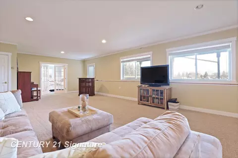 Living - 4050 Hackett Rd, Saginaw, MI 48603 photo 4 of 5