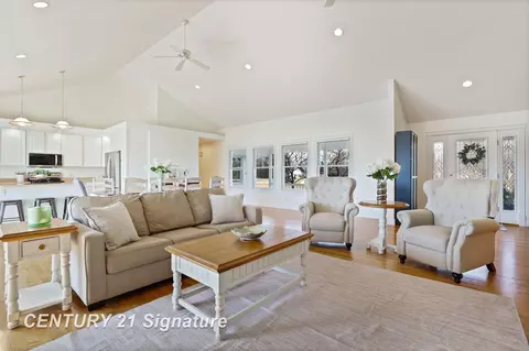 Living - 4050 Hackett Rd, Saginaw, MI 48603 photo 3 of 5