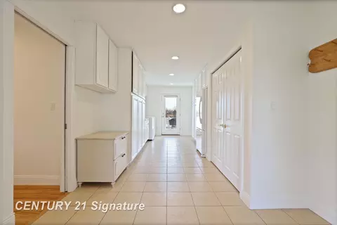 Entry Way - 4050 Hackett Rd, Saginaw, MI 48603 photo 6 of 9