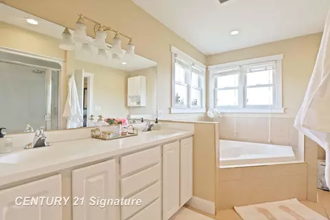 Bath - 4050 Hackett Rd, Saginaw, MI 48603 photo 4 of 7
