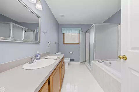 Bath - 21258 Fairfield, Macomb, MI 48044 photo 2 of 6