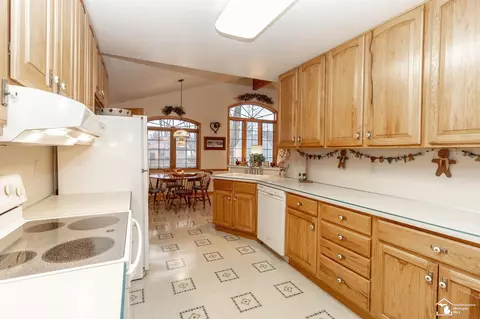 Kitchen - 1191 Mapleway, Temperance, MI 48182 photo 5 of 5