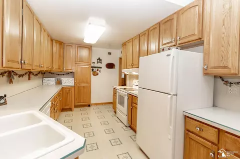 Kitchen - 1191 Mapleway, Temperance, MI 48182 photo 2 of 5