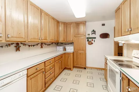 Kitchen - 1191 Mapleway, Temperance, MI 48182 photo 3 of 5