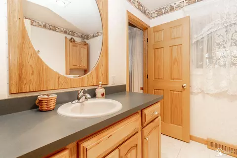 Bath - 1191 Mapleway, Temperance, MI 48182 photo 2 of 4