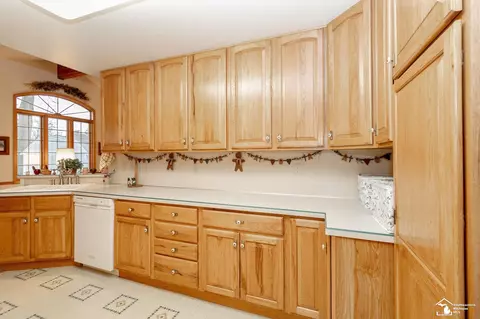 Kitchen - 1191 Mapleway, Temperance, MI 48182 photo 4 of 5