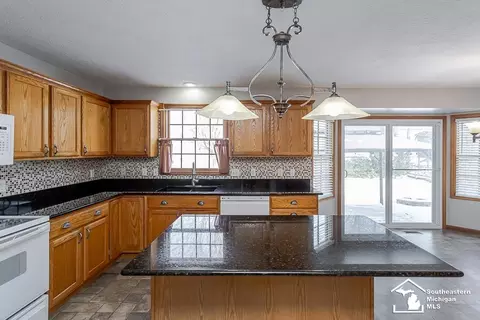 Kitchen - 2234 Stirrup, Temperance, MI 48182 photo 4 of 8