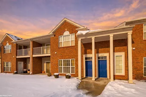 28241 S Pointe, Chesterfield, MI 48051