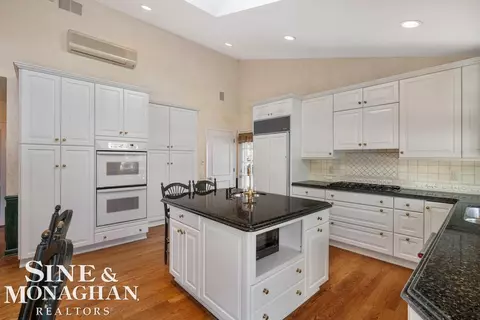 Kitchen - 286 Grosse Pointe, Grosse Pointe Farms, MI 48236 photo 4 of 7