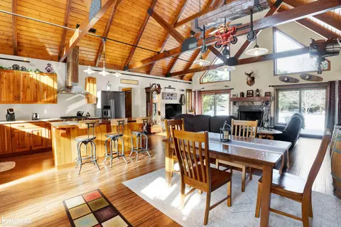 Dining - 9652 Bartel, Columbus, MI 48063 photo 3 of 4