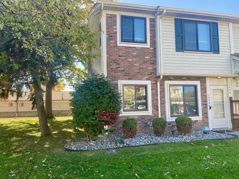 17436 Utica Oaks, Roseville, MI 48066