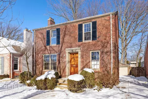1394 Hampton, Grosse Pointe Woods, MI 48236