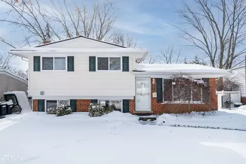 931 W Elmwood, Clawson, MI 48017