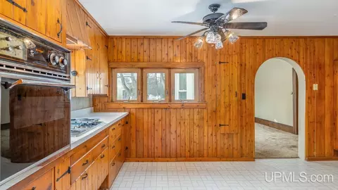Entry Way - 417 S 8th, Escanaba, MI 49829 photo 2 of 2