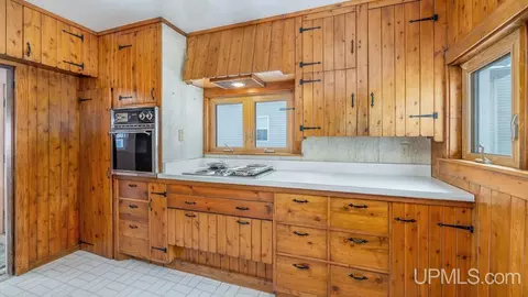 Kitchen - 417 S 8th, Escanaba, MI 49829 photo 2 of 3