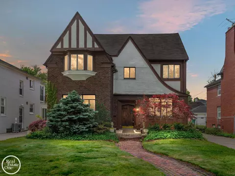 943 Harcourt, Grosse Pointe, MI 48230