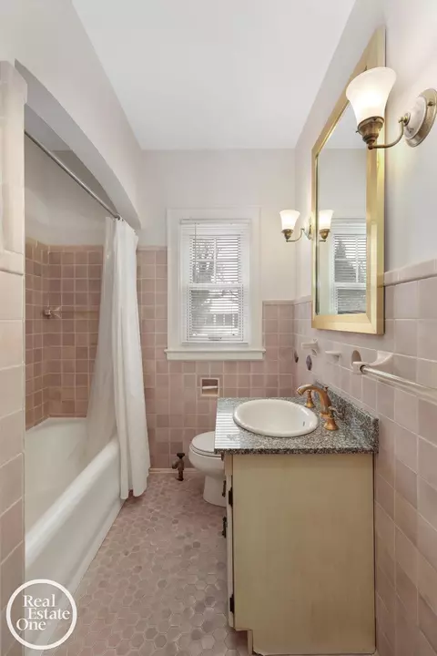 Bath - 943 Harcourt, Grosse Pointe, MI 48230 photo 2 of 7