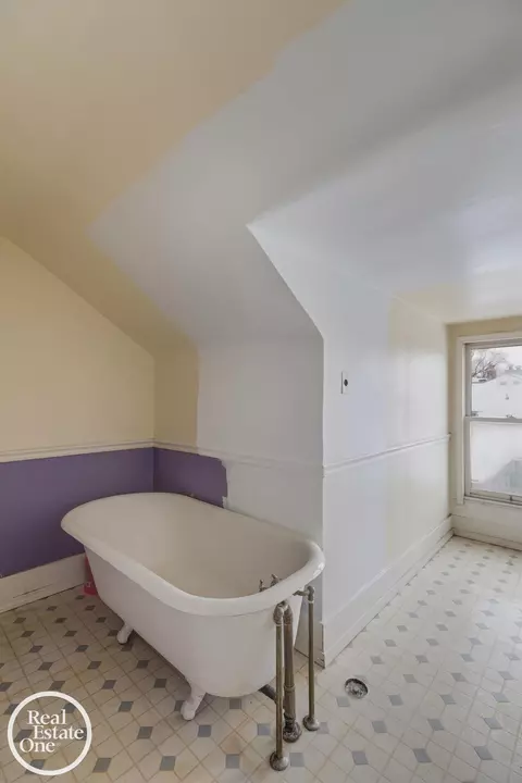 Bath - 943 Harcourt, Grosse Pointe, MI 48230 photo 7 of 7