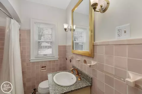 Bath - 943 Harcourt, Grosse Pointe, MI 48230 photo 1 of 7