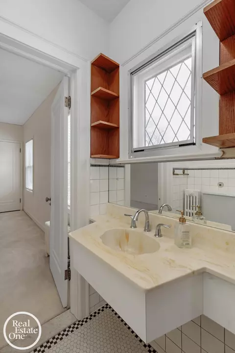 Bath - 943 Harcourt, Grosse Pointe, MI 48230 photo 4 of 7