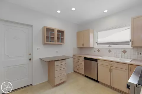 Kitchen - 943 Harcourt, Grosse Pointe, MI 48230 photo 2 of 4
