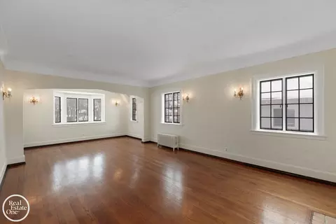 Living - 943 Harcourt, Grosse Pointe, MI 48230 photo 2 of 4