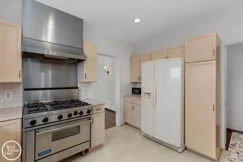 Kitchen - 943 Harcourt, Grosse Pointe, MI 48230 photo 3 of 4