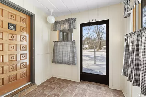 Entry Way - 11044 Secor, Temperance, MI 48182 photo 2 of 7