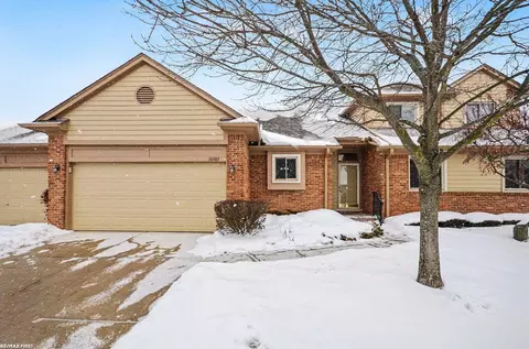 16985 Country Rdg, Macomb, MI 48044